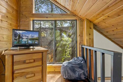 Cozy 3 Story Cabin With Loft, 2 Decks & Fire Pit