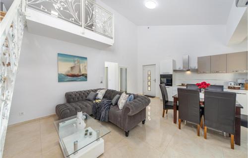 Nice Home In Bilice With 3 Bedrooms