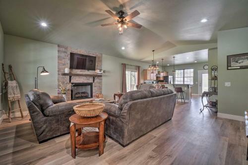 Modern Retreat With Deck Walk To White River!