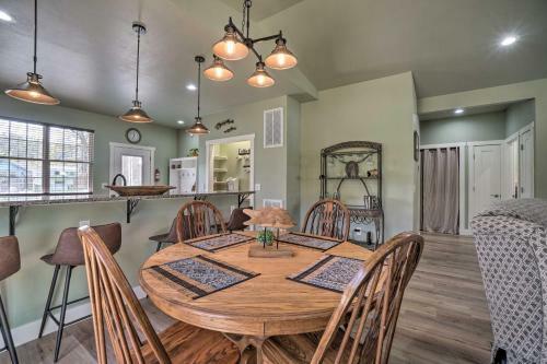 Modern Retreat With Deck Walk To White River!