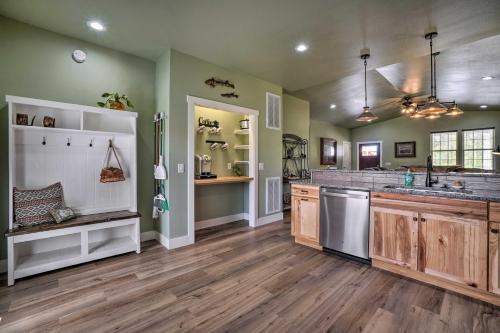 Modern Retreat With Deck Walk To White River!