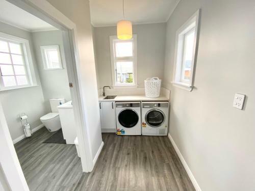 Villa Ivy Cottage - Stylish, Spacious & Near Amenities