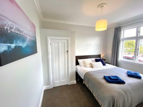 Villa Ivy Cottage - Stylish, Spacious & Near Amenities