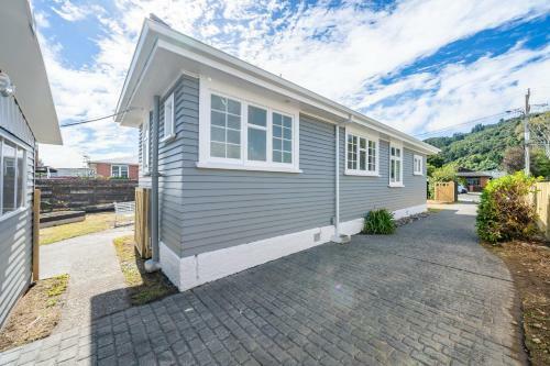 Villa Ivy Cottage - Stylish, Spacious & Near Amenities