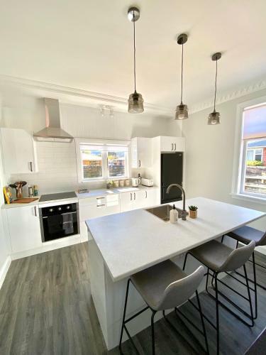 Villa Ivy Cottage - Stylish, Spacious & Near Amenities