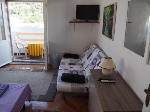 Beachfront Apartment Jelsa
