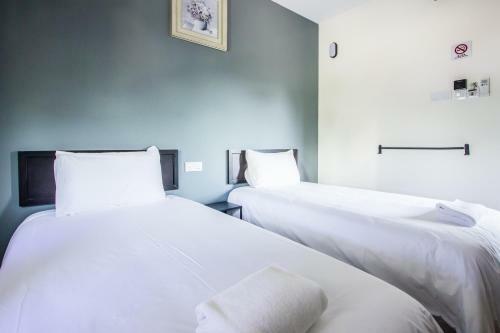Explore 5br Gardenhouse Retreats (Free Parking)