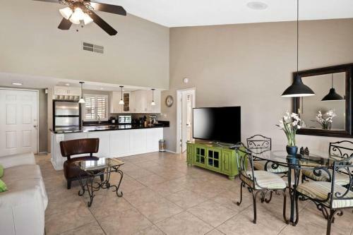 Palm Desert Resort Cc 2-bedroom Desert Condo