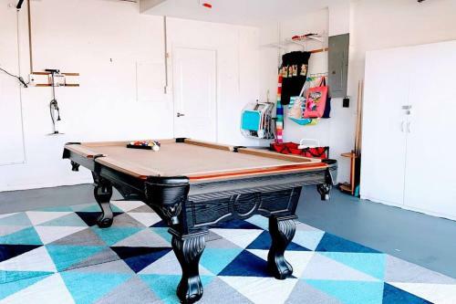 Villa Beautiful 4-bed, 2-bath, Plus Den, W/heated Pool
