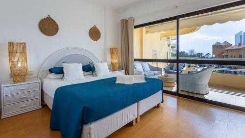 Dazzling 2bdr Apartment W/balcony & Pool By Lovelystay