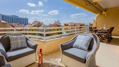 Dazzling 2bdr Apartment W/balcony & Pool By Lovelystay