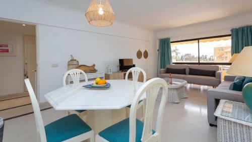 Dazzling 2bdr Apartment W/balcony & Pool By Lovelystay