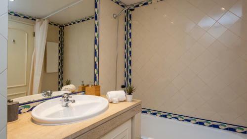 Dazzling 2bdr Apartment W/balcony & Pool By Lovelystay