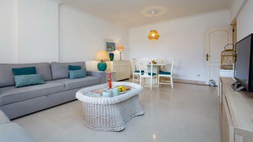 Dazzling 2bdr Apartment W/balcony & Pool By Lovelystay