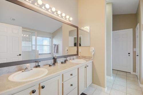 Two Master Bedrooms Pool Home Private Yard