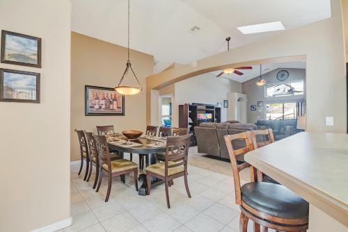 Two Master Bedrooms Pool Home Private Yard