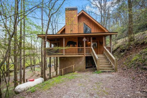 Bear Necessities - Cozy Cabin Beside Briar Creek, Fire Pit, Wifi, Pet Friendly