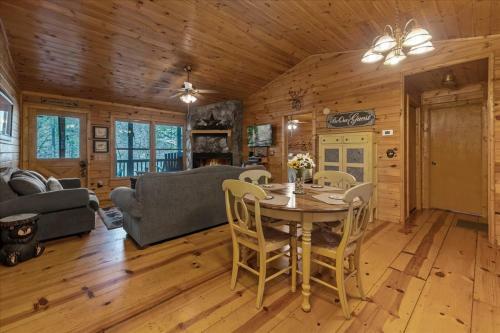Autumns Hollow - Adorable Rustic Log Cabin Lake View, Pet Friendly