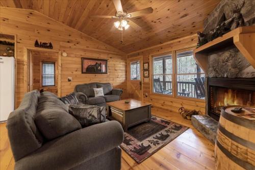 Autumns Hollow - Adorable Rustic Log Cabin Lake View, Pet Friendly