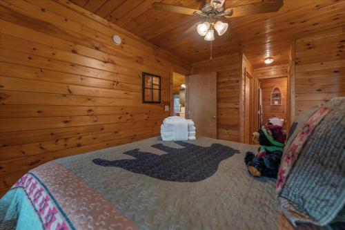 Autumns Hollow - Adorable Rustic Log Cabin Lake View, Pet Friendly