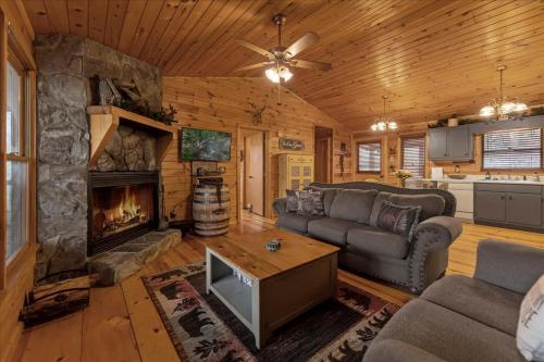 Autumns Hollow - Adorable Rustic Log Cabin Lake View, Pet Friendly
