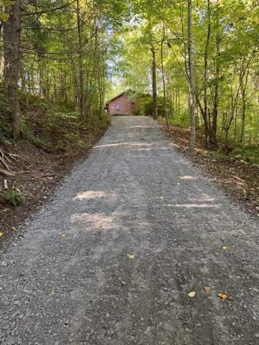 Autumns Hollow - Adorable Rustic Log Cabin Lake View, Pet Friendly