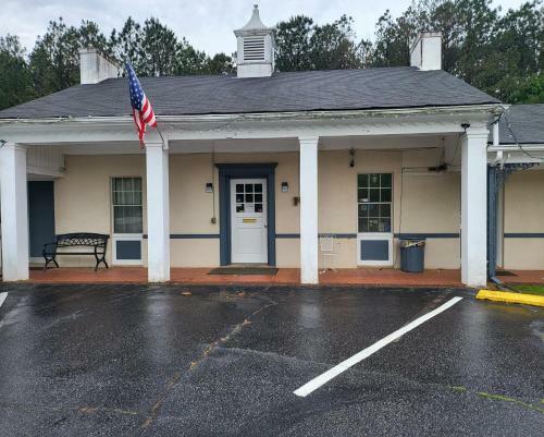White Columns Motel