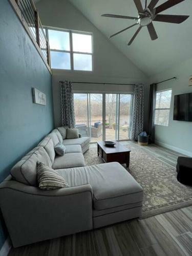 New! Lake House Retreat With Private Dock, Kayaks & Firepit
