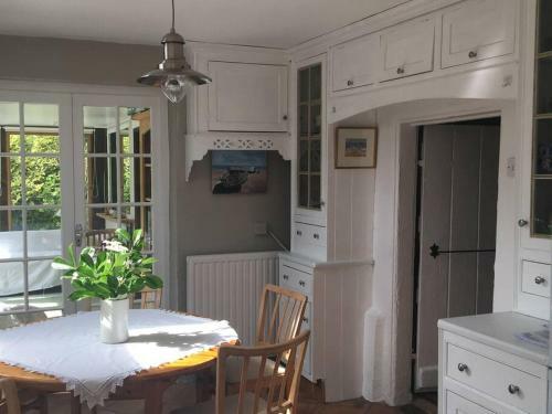 Cosy Cottage With Beams & Inglenook Fireplaces