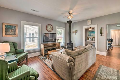 Pet-friendly Chic Home With Spacious Back Yard!