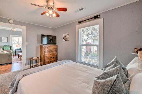 Pet-friendly Chic Home With Spacious Back Yard!