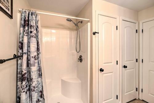 Bristol Escape With Patio, 2 Mi To Downtown!