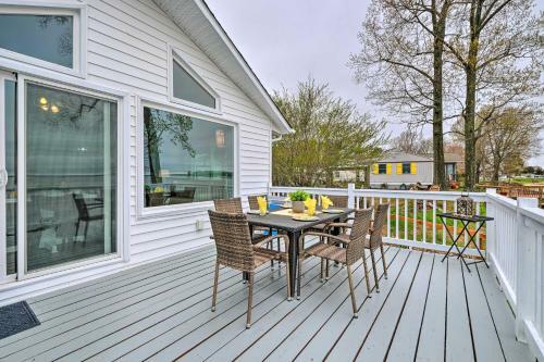 Waterfront Cottage With Private Beach And Deck!