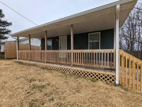 Summerlee Suite - Beautiful Remodeled Farmhouse