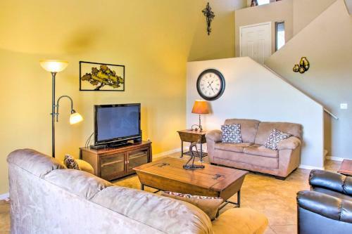 Gold Canyon Town Home With Community Amenities!