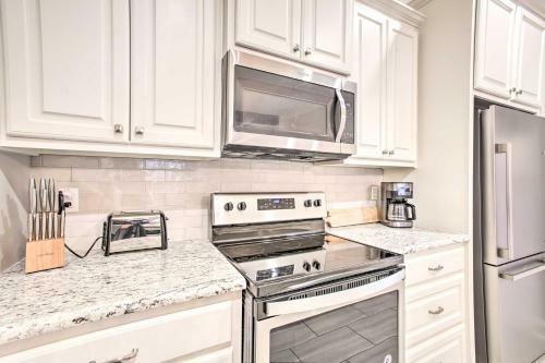 Dreamy Prairieville Townhome With Deck And Yard!