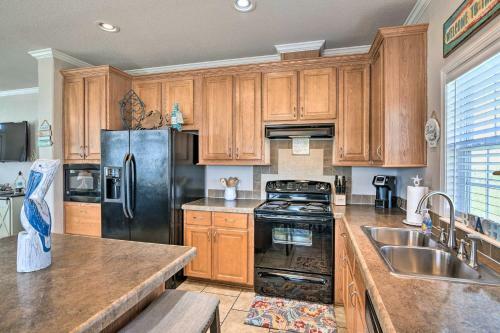 Crystal Beach Coastal Home - Walk To Shore!