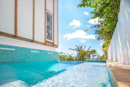 Awesome Over The Water Overlooking West End - Aire Agua Home