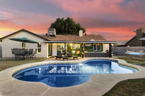 Euphoria In Peoria! [heated Pool & Prime Location]