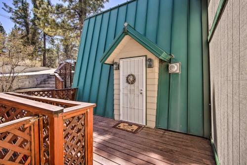 Big Bear Lake Cabin With Deck About 5 Mi To Skiing!