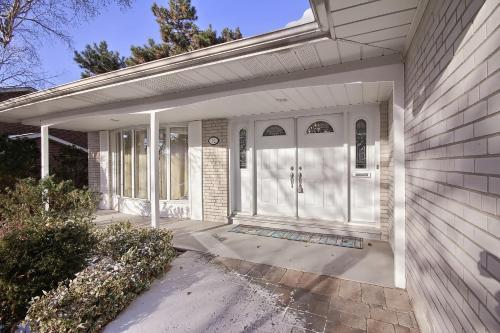 Spacious Vacation Home With Ravine