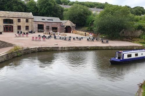 Canal Side Cottage Sleeps Up To 12 Guests