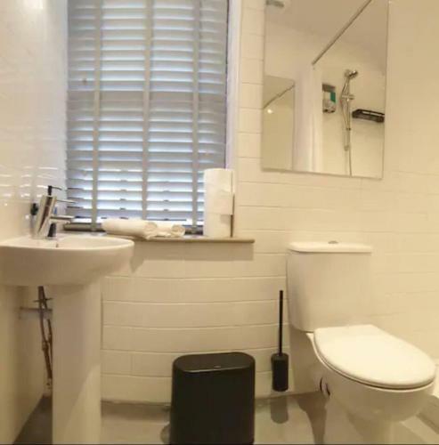 Canal Side Cottage Sleeps Up To 12 Guests