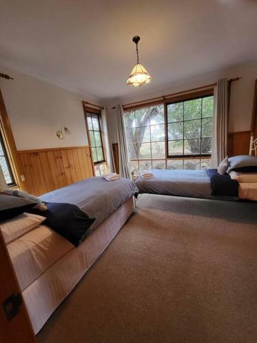 Georges On The Bay- Waterfront Beach House, Akaroa