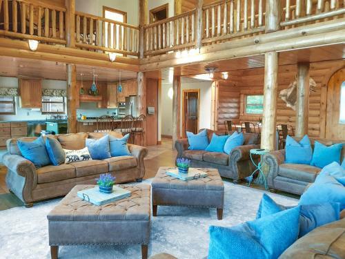 Spacious Luxury Log Home - 25 Min To Skiing, Boating And Trails!