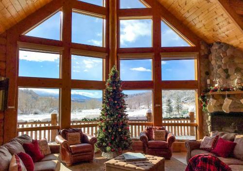 Spacious Luxury Log Home - 25 Min To Skiing, Boating And Trails!