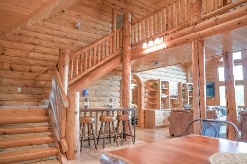 Spacious Luxury Log Home - 25 Min To Skiing, Boating And Trails!