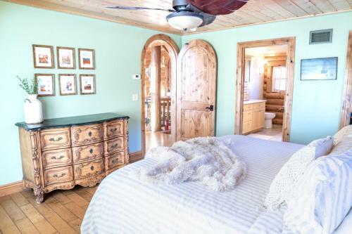 Spacious Luxury Log Home - 25 Min To Skiing, Boating And Trails!