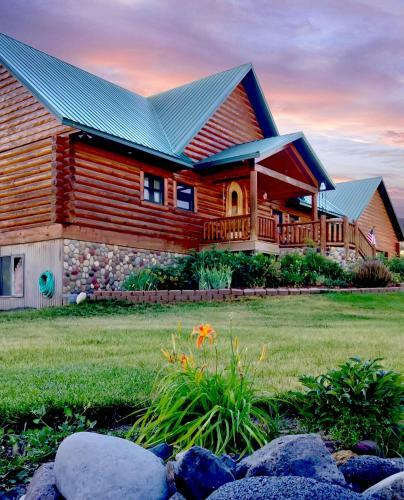 Spacious Luxury Log Home - 25 Min To Skiing, Boating And Trails!