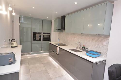 Luxury 5 Bedroom House With Free Parking On Site